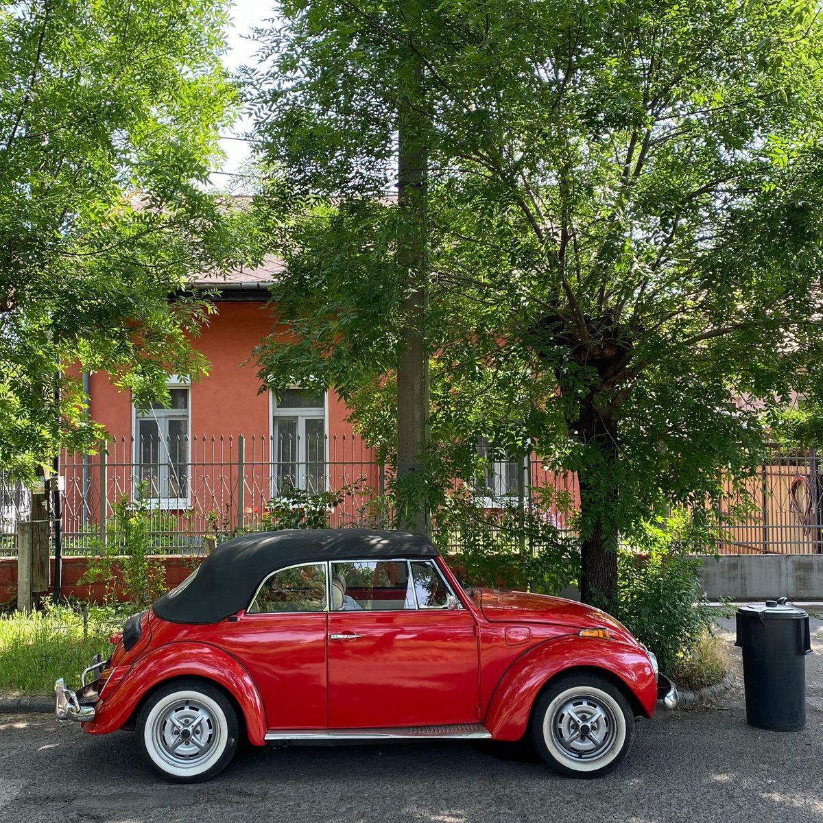 DeadCarWalking's tweet photo. “Shine bright like a diamond”

Volkswagen Beetle cabriolet spotted in Budapest.

#Beetle #Kafer https://t.co/4rtmFP5bE6