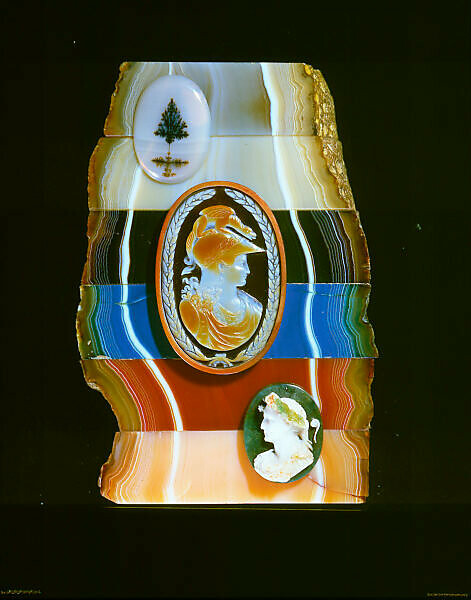 オレンジと白の縞のサードニクス。鉄を含有した縞瑪瑙で加熱すると褐色味がとれて鮮やかなオレンジ～濃赤茶色になる(染色されたものもあり)。