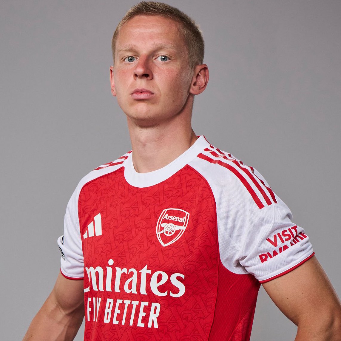 FrenchAFC's tweet photo. 🗣️ Le témoignage fort de Zinchenko sur sa saison compliquée :

"Ce fut sans conteste la pire saison que j'ai jamais connue en tant que professionnel. Le sentiment de rejet que vous ressentez lorsque votre entraîneur ne croit plus en vous peut vous démoraliser, même si vous êtes l'homme le plus résistant de la planète.

Je ne peux m'en prendre qu'à moi-même. Si je ne joue pas, cela signifie que je n'ai pas travaillé assez dur, que je n'ai pas fait assez d'efforts, que je n'ai pas assez bien joué.

Je suis très reconnaissant que mes filles ne soient pas encore en âge d'être exposées aux réseaux sociaux et qu'elles n'aient pas à lire des commentaires méchants sur leur père qui n'arrive plus à jouer avec Arsenal.

Eva, l'aînée, âgée de trois ans et demi, dit à Leia : « Regarde, c'est papa ! ». Leia regarde partout sur le terrain, mais ne me trouve pas. Puis Eva me montre du doigt et dit : « Non, il ne joue pas. Il est sur le banc. » Entendre cela m'a beaucoup peiné. J'ai eu honte.

Ma femme ne veut pas montrer qu'elle est affectée, de peur de me bouleverser encore plus. Mais de temps en temps, le masque tombe.

Imaginez ce petit garçon qui a consacré toute son existence à devenir bon dans un domaine particulier et qui, à 28 ans, se rend compte qu'il n'est plus vraiment utile, que d'autres peuvent faire le travail à sa place. Ce n'est pas agréable."

@gunnerblog