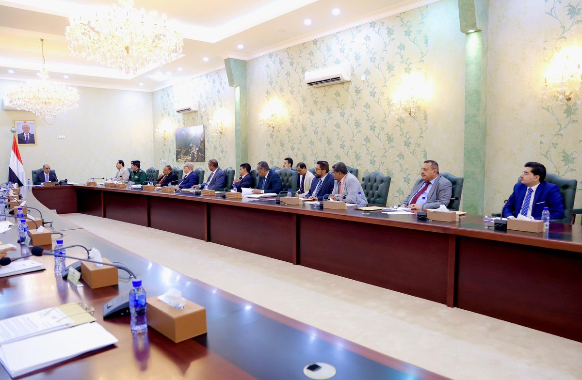 Yemen_PM's tweet photo. #مجلس_الوزراء يعقد اجتماعه الدوري اليوم الأربعاء في العاصمة المؤقتة #عدن برئاسة #رئيس_الوزراء سالم صالح #بن_بريك، أجرى خلاله تقييماً شاملاً للإجراءات التي اتخذتها الوزارات والجهات الحكومية للرقابة على أسعار السلع والخدمات وتخفيضها بما يتناسب مع التحسن الإيجابي الملموس في سعر صرف العملة الوطنية.