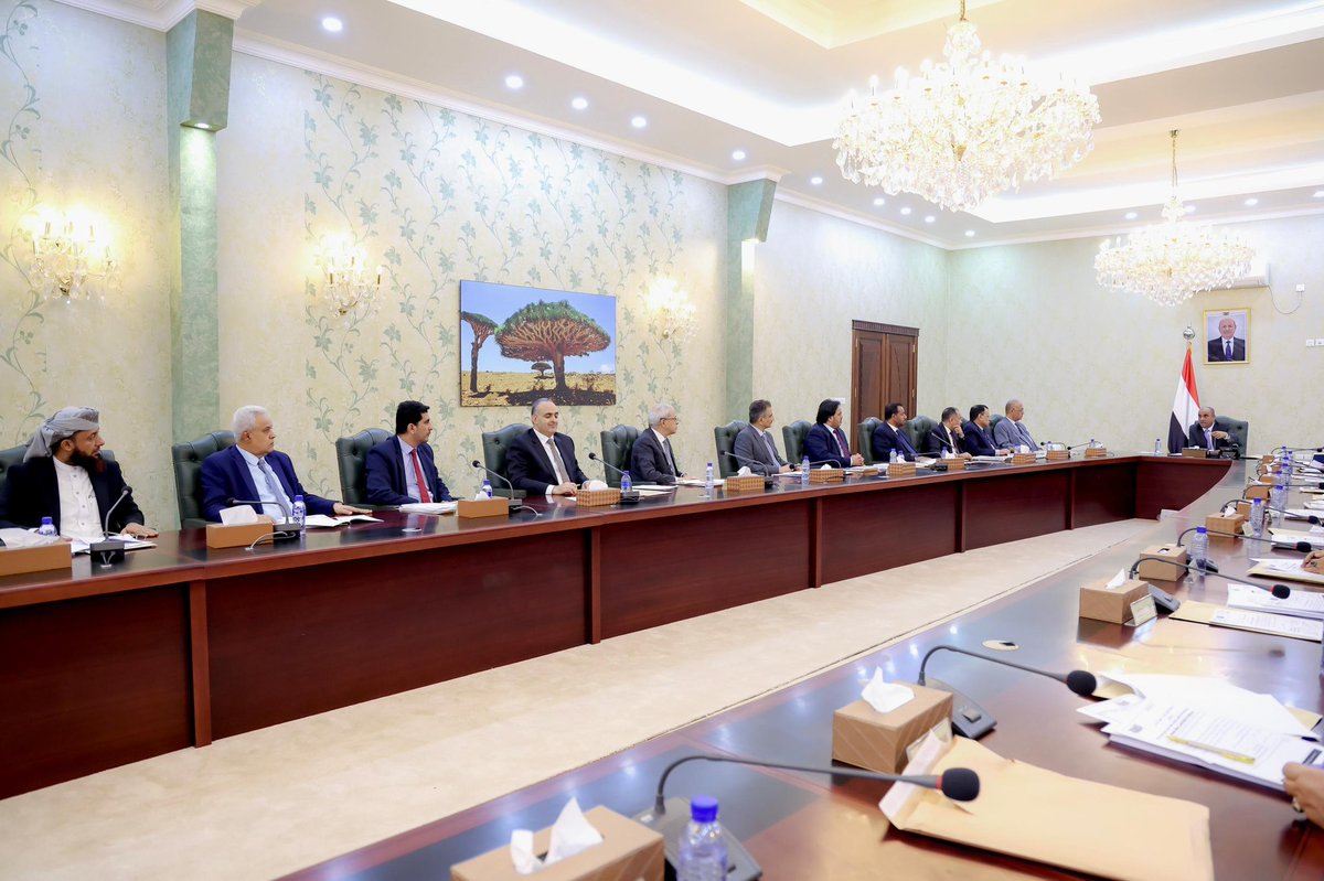 Yemen_PM's tweet photo. #مجلس_الوزراء يعقد اجتماعه الدوري اليوم الأربعاء في العاصمة المؤقتة #عدن برئاسة #رئيس_الوزراء سالم صالح #بن_بريك، أجرى خلاله تقييماً شاملاً للإجراءات التي اتخذتها الوزارات والجهات الحكومية للرقابة على أسعار السلع والخدمات وتخفيضها بما يتناسب مع التحسن الإيجابي الملموس في سعر صرف العملة الوطنية.