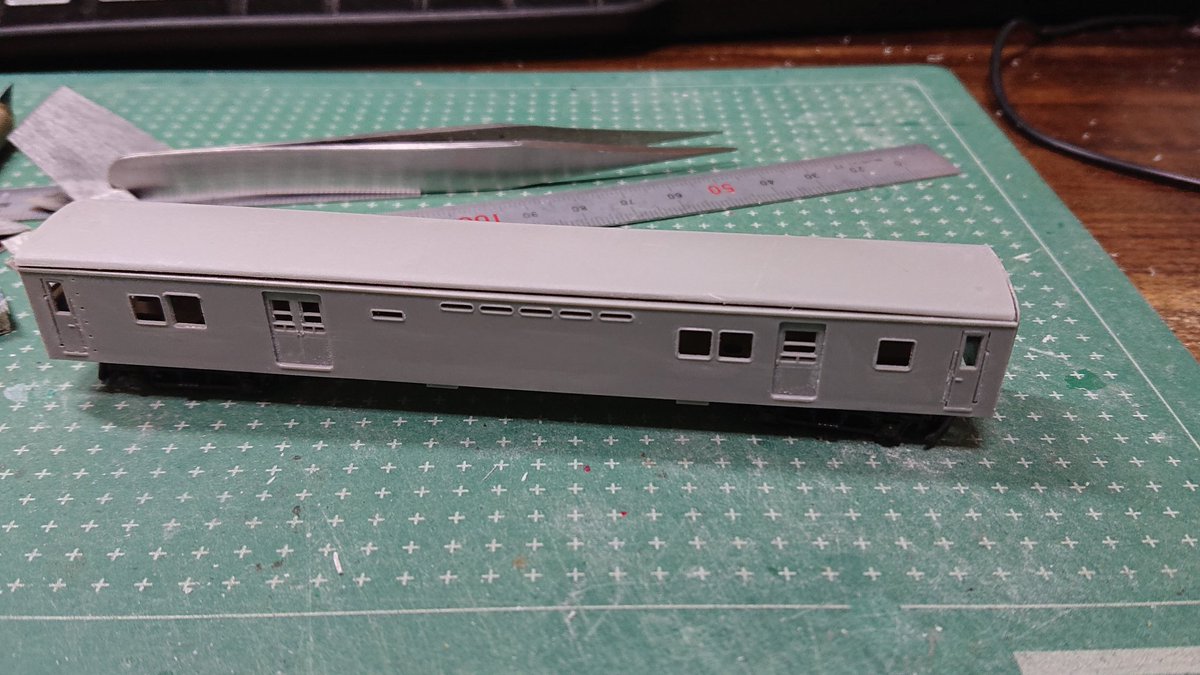 クモユニ82の進捗。
ひとまずハコにしました。幕窓は純正から移植してディテールとしては維持させます。
もうこの時点でエコノミーキットのそれとは別物になったかとは思いますがいかがでしょか？