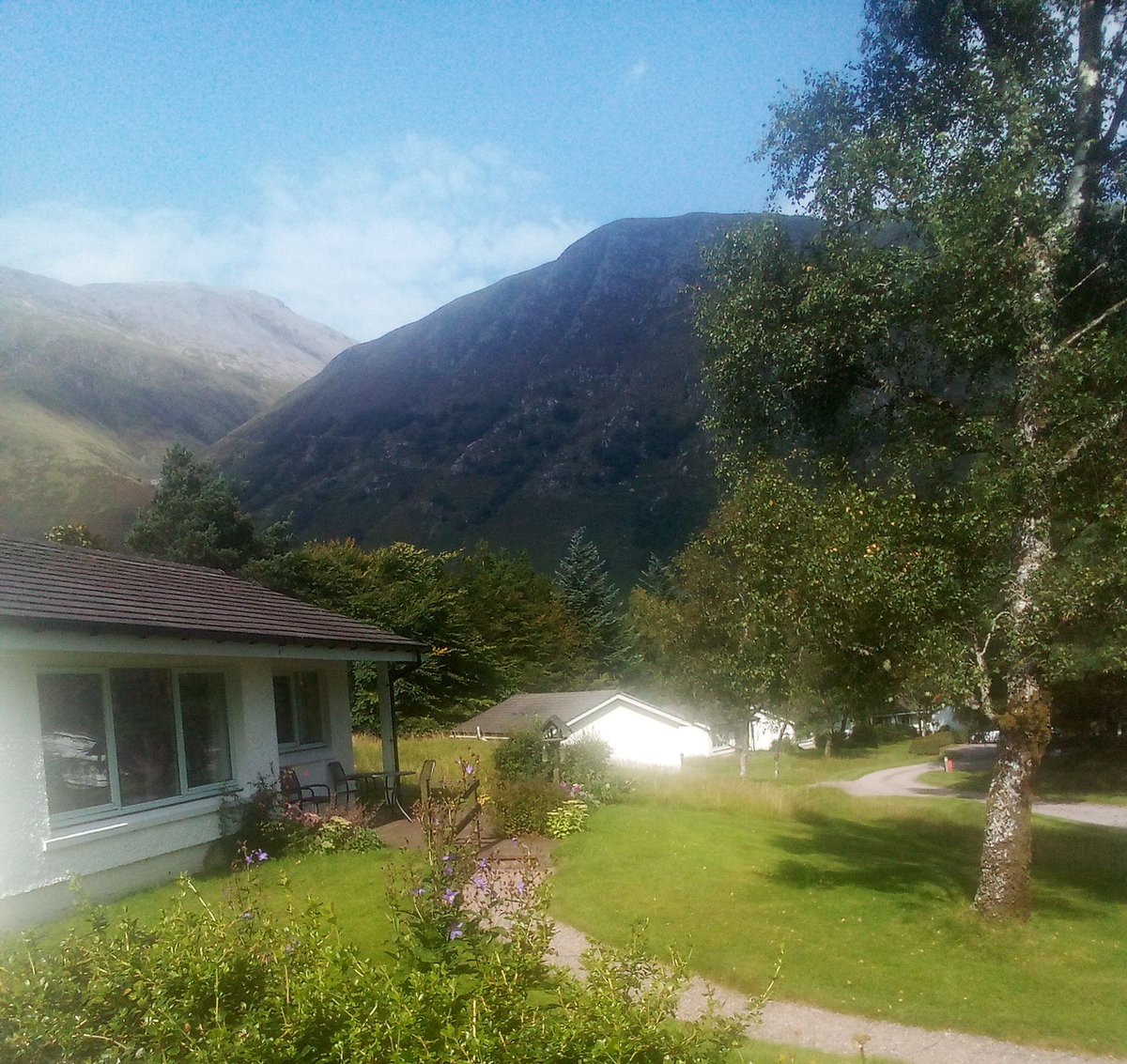 cruciblecrush's tweet photo. Absolute heavenly day up here in @VisitScotland
Back from hiking in @glencoemountain & now sunbathing in 27* heat here in #TheHighlands
My front & back view with a brew, it's stunning, right at the foot of #BenNevis https://t.co/sRCaE6YrIr