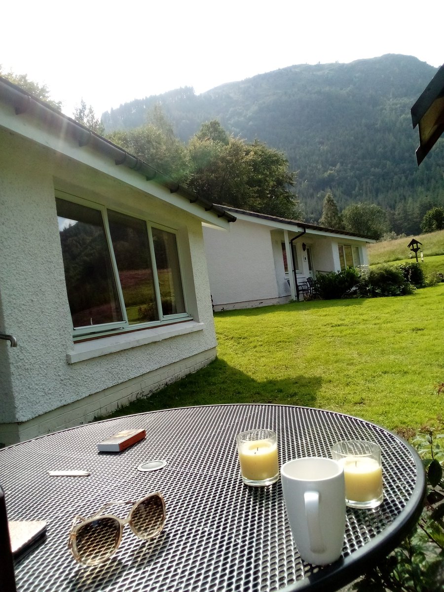 cruciblecrush's tweet photo. Absolute heavenly day up here in @VisitScotland
Back from hiking in @glencoemountain & now sunbathing in 27* heat here in #TheHighlands
My front & back view with a brew, it's stunning, right at the foot of #BenNevis https://t.co/sRCaE6YrIr