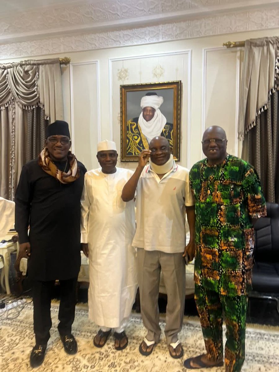 Hassani72187543's tweet photo. Former Senate President and the National Chairman of the ADC, HE Sen. David Mark also arrived at Sen. Tambuwal’s house this evening. #SabuwarTafiya #Solidified4Tambuwal🤝🤍 https://t.co/uIuepH9ZzD