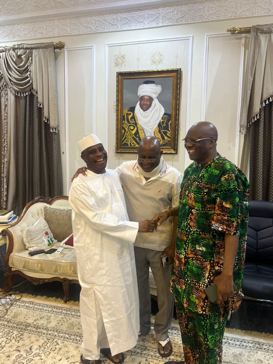 Hassani72187543's tweet photo. Former Senate President and the National Chairman of the ADC, HE Sen. David Mark also arrived at Sen. Tambuwal’s house this evening. #SabuwarTafiya #Solidified4Tambuwal🤝🤍 https://t.co/uIuepH9ZzD