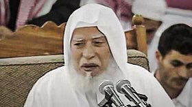 AbuZaare's tweet photo. في المداومة على الصلاة على النبي ﷺ.

سألتُ الشيخ أبا بكر الجزائري، المدرس بالمسجد النبوي -رحمه الله- قبل خمس عشرة سنة، فقلت له:
«يشيع بين الناس أنك تُصَلِّي على النبي ﷺ كل يوم (ألف مرة)، فهل هذا صحيح؟».

فأجابني قائلا: «ليس بصحيح؛ إنما أُصَلِّي عليه في اليوم (ثلاثمئة مرة)، وفي يوم الجُمُعة (ألف مرة)».