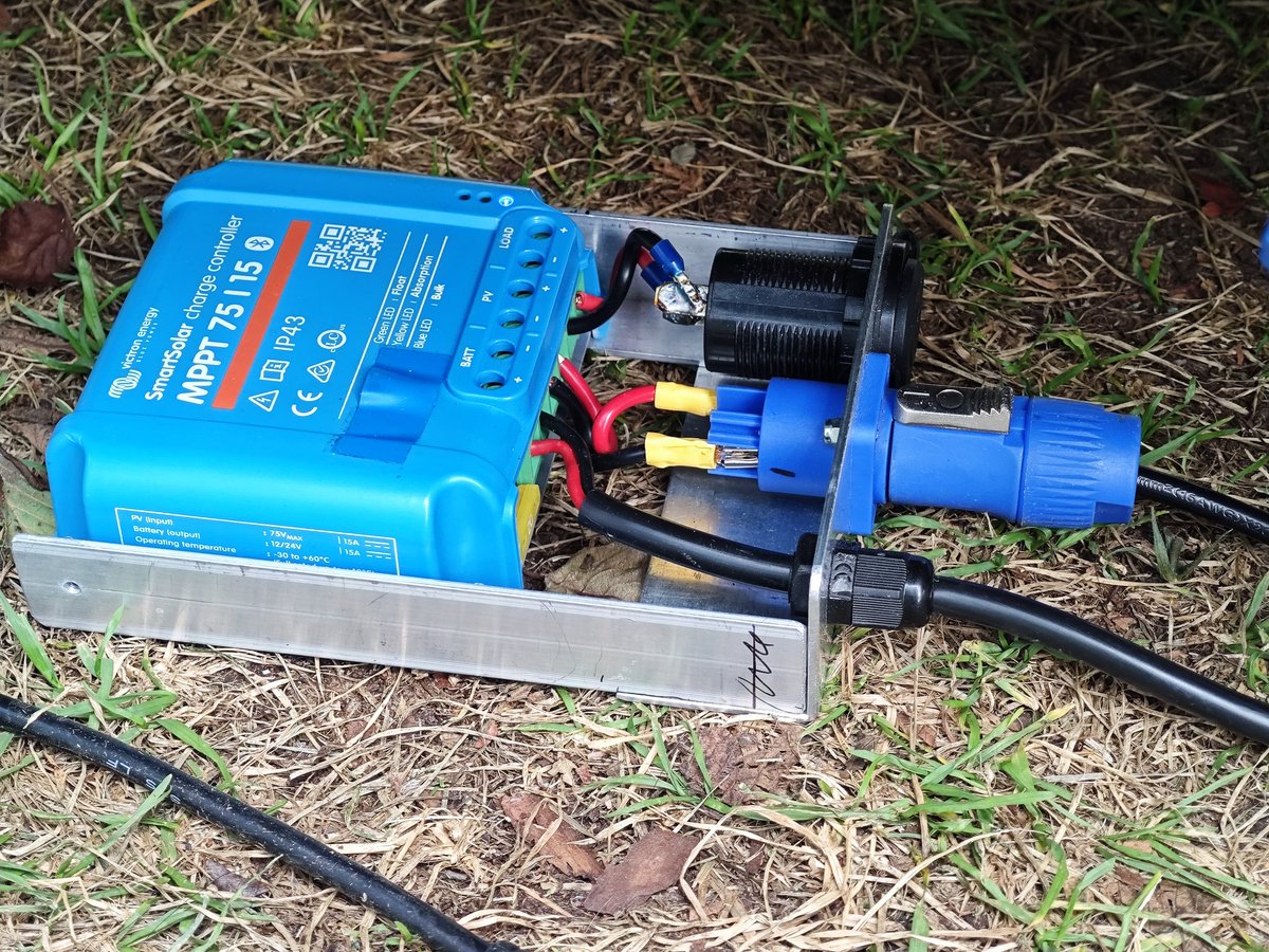 alpentarn's tweet image. Meine bloddy construction für den #Solarcharger Ich sehe da noch einige mehr aus der #Victron family in der Nähe. Ob die alle das Standard PW geändert haben? 🤣