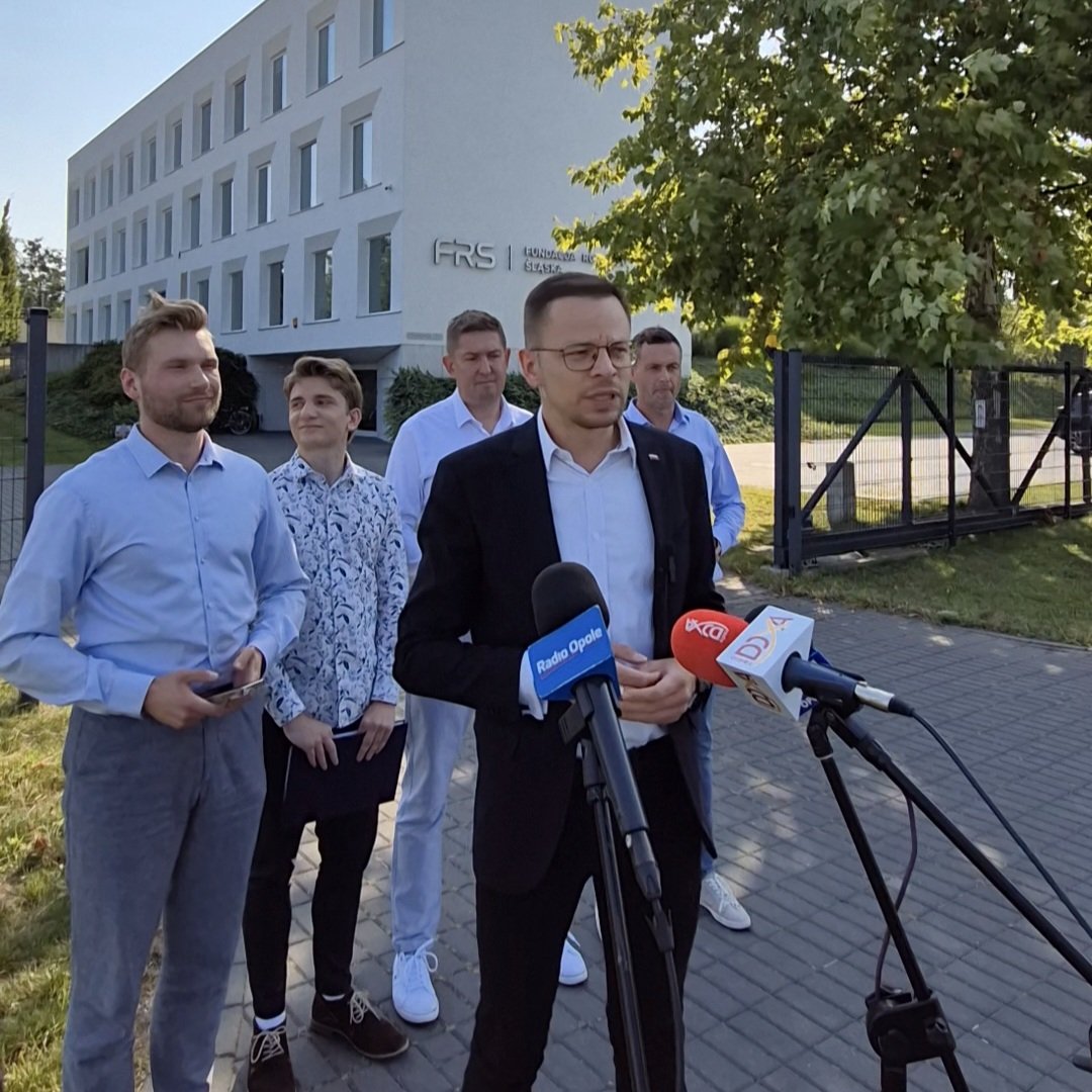 🇩🇪 Fundacja założona w 92 roku z inicjatywy rządu niemieckiego, jako regionalny operator dokonywała podziału środków z Krajowego Planu Odbudowy. W jej władzach Rafał Bartek, Przewodniczący Sejmiku Województwa Opolskiego, a jednym z głównych beneficjentów rodzinna firma klanu