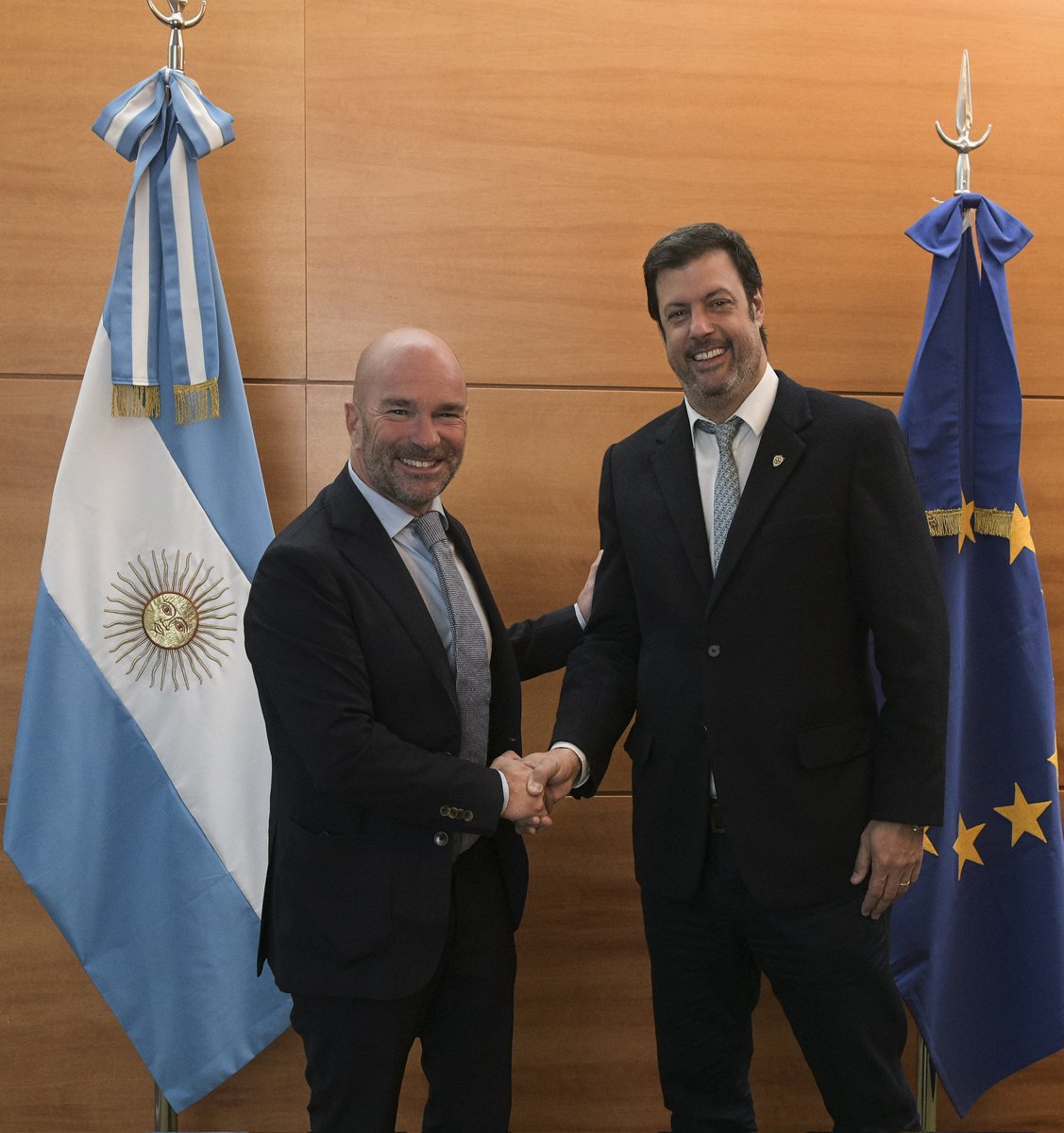 Darío Genua (@dariogenua) on Twitter photo 🇦🇷🤝🇪🇺 Recibí al Embajador de <a href="/UEenARG/">Unión Europea en Argentina</a>, <a href="/AmadorSanchezUE/">Amador Sánchez Rico</a>, para repasar avances de nuestra agenda de cooperación internacional en Innovación y proyectar nuevas acciones conjuntas en materia de Ciencia y Tecnología. 🇦🇷🤝🇪🇺 Recibí al Embajador de <a href="/UEenARG/">Unión Europea en Argentina</a>, <a href="/AmadorSanchezUE/">Amador Sánchez Rico</a>, para repasar avances de nuestra agenda de cooperación internacional en Innovación y proyectar nuevas acciones conjuntas en materia de Ciencia y Tecnología.