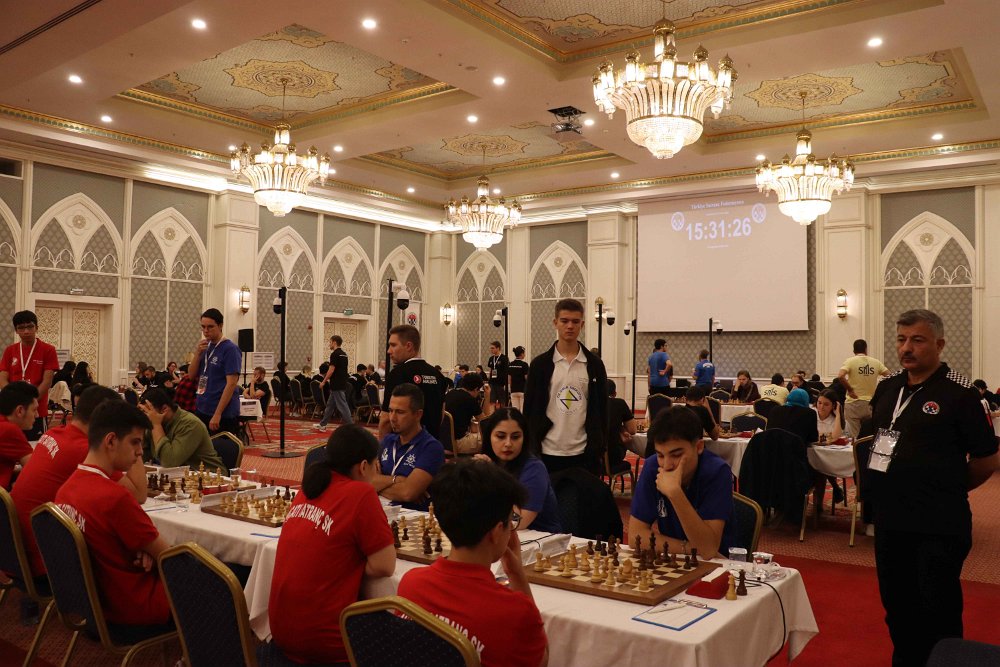 Isbank Turkish Super League  round 11 . Bayegan Pendik took the lead ahead of Pamukkale Üniversiteli and  Hukukçu Fenerbahçeliler .   Games and standings : usefulchess.com/others/tursupe… #chess