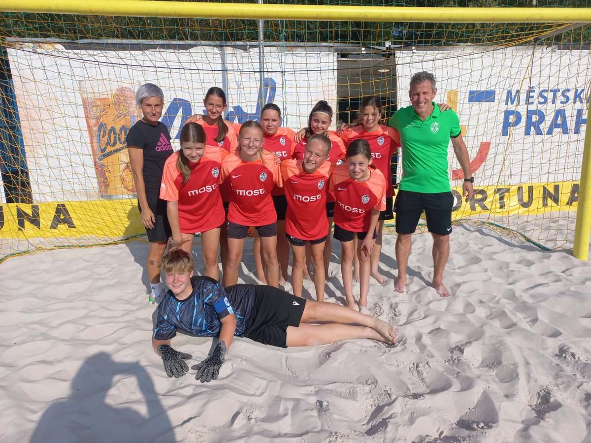 Baník s dívkami vstupuje do soutěže plážového fotbalu. Na podzim budeme hrát i WU15 beach Ligu spolu s ABC Braník a DFK Hrobce.