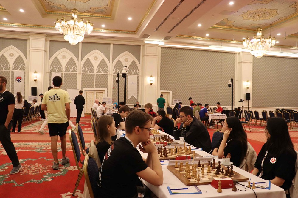 İş Bankası Türkiye Süper Ligi 11.tur :  Bayegan Pendik lider.  Pamukkale Üniversiteli Satranç Ve Akıl Oyunları ve  Hukukçu Fenerbahçeliler  takipteler.  Maçlar , puan durumu için  :   usefulchess.com/others/tursupe…  #satranç #turkishchesssuperleague #süperlig   <a href="/followers/">はうはう</a>