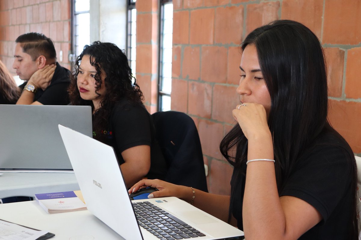 Promovemos la empleabilidad, mediante iniciativas como ExpoEmpleo Joven #SENA2025, escenario de articulación que permitió que más de 120 jovenes caucanos formalizarán sus metas laborales. ¡Seguimos dando cumplimiento al acuerdo de gobernanza para el empleo decente y formal.