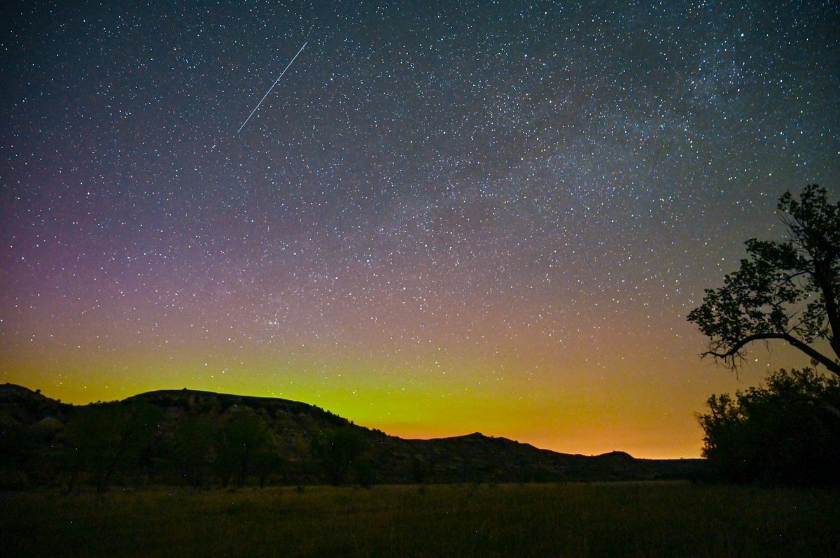 southdakota's tweet image. The kind of night that makes you stop and look up. ✨🌌

📸: Aaron Esterly on Instagram 

#hifromsd #SkyPhotography #Stargazing #NightSky #DarkSkies #GetOutside