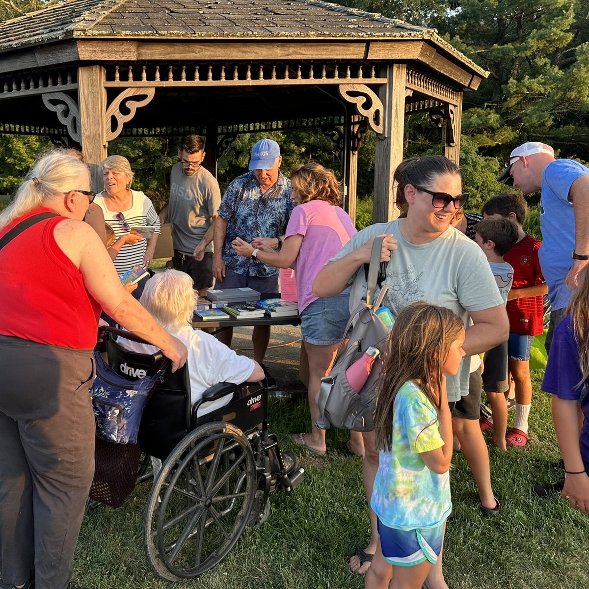Seekonk Public LIbrary's Summer Concert Series went out with a bang! (and also with extended whale sounds...🐳) Thank you to all who joined @billharleystory for this delightful family event.