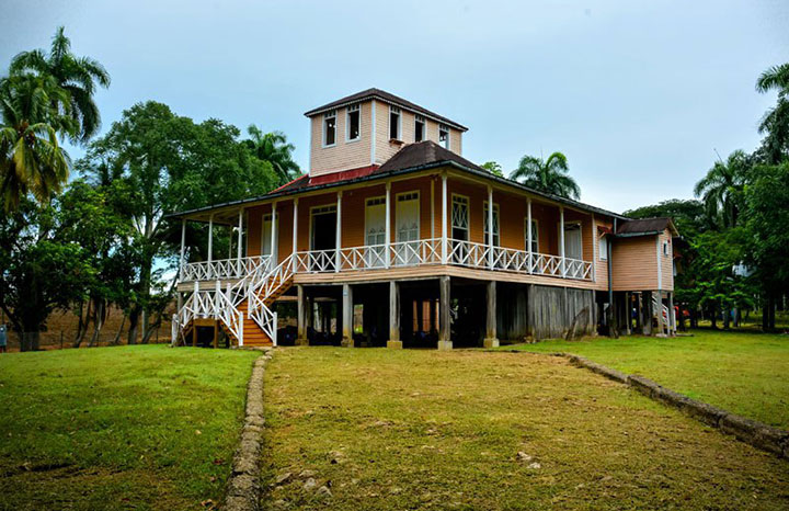 📺📲 Hoy en la Mesa Redonda: La Patria es Birán

7️⃣:0️⃣0️⃣ Hasta el lugar donde hace 99 años naciera Fidel llega la Mesa Redonda para mostrar este lugar de la Patria donde se forjaron los sentimientos y la rebeldía de los dos principales líderes de la Revolución Cubana.