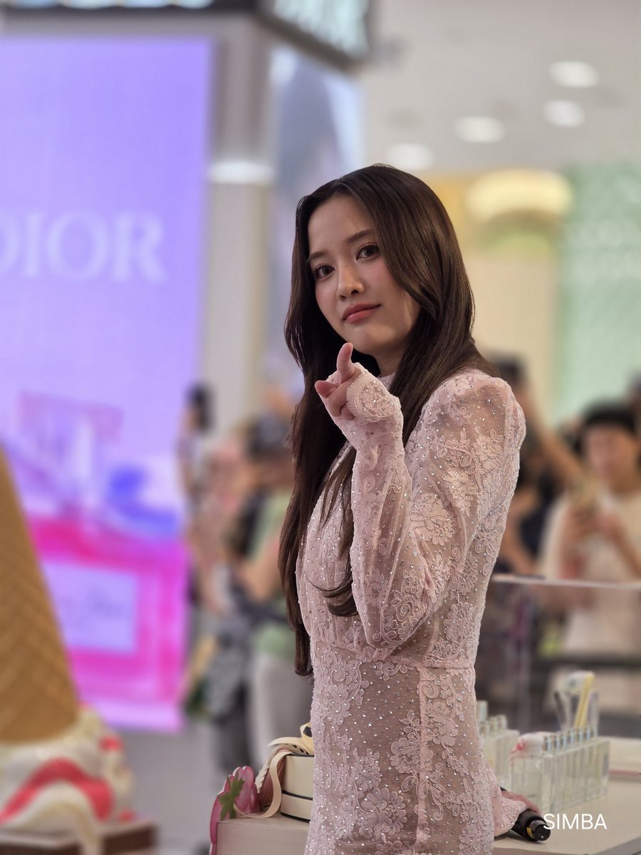 yujin12486's tweet photo. 그렇게 쳐다보면 심쿵!!❤️ 
오늘도 너무 예뻐!!

RASPBERRY RIPPLE COLOGNE FREEN
#JoMaloneLondonXFreenSarocha
#srchafreen https://t.co/Q661SFZyTY