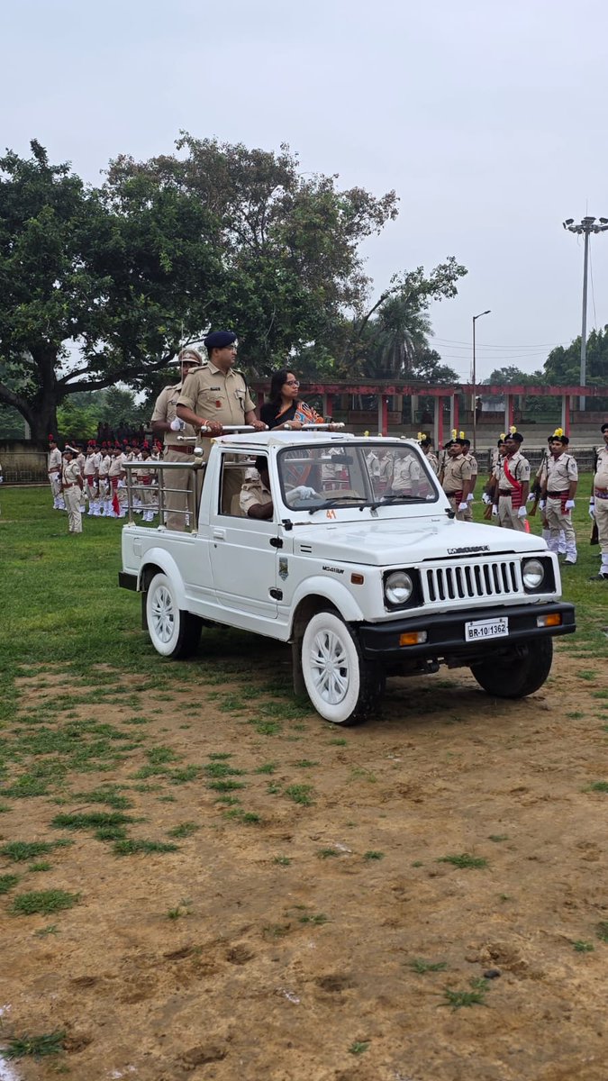 आज दिनांक-13.08.2025 को  स्थानीय गांधी मैदान, गोड्डा में जिला दंडाधिकारी सह उपायुक्त, गोड्डा श्रीमती अंजली यादव एवं पुलिस अधीक्षक, गोड्डा श्री मुकेश कुमार  के द्वारा चल रहे परेड के अंतिम दिन पूर्वाभ्यास का निरीक्षण किया गया।
<a href="/JharkhandPolice/">Jharkhand Police</a> <a href="/Lathkar_IPS/">Sanjay A. Lathkar</a> <a href="/DigDumka/">DIG DUMKA</a> <a href="/dcgodda/">DC Godda</a>