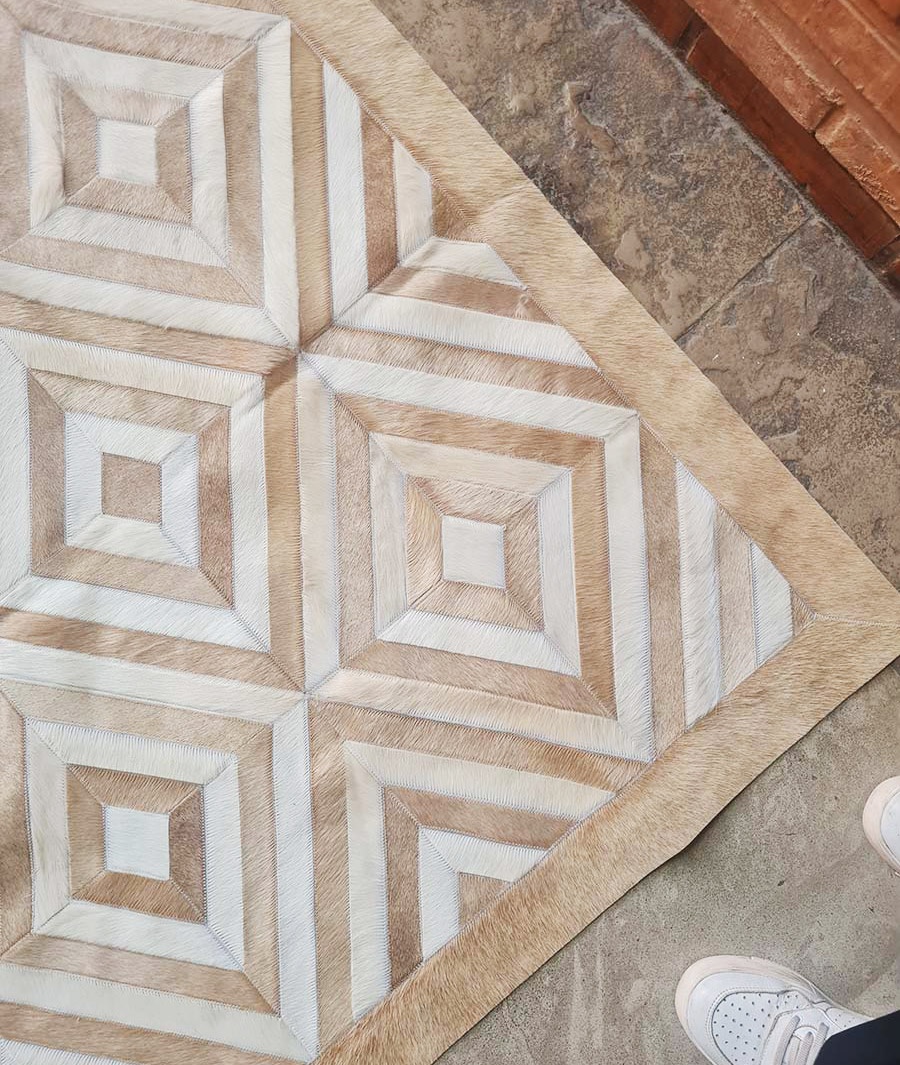 Shine_Rugs's tweet image. Getting up close with Diamonds🤍 A rug that plays with light, angles, and creamy tones.
Handcrafted perfection that feels just right for sunny mornings.

#ShineLoves #NeutralDecor #PatchworkRug #GeometricStyle #NaturalLiving #SlowDesign #SummerVibes #CowhideLove #ShineRugs