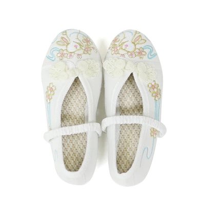 七五三の靴どうしようか悩んでたけどコレ一択🥹🩷
草履は指が痛くなりそうで怖くて買えなかったけど、これは子どもでも履きやすい設計になってるの！
しかもこの可愛さ！可愛いデザインが着物に合って映える‼️‼️‼️