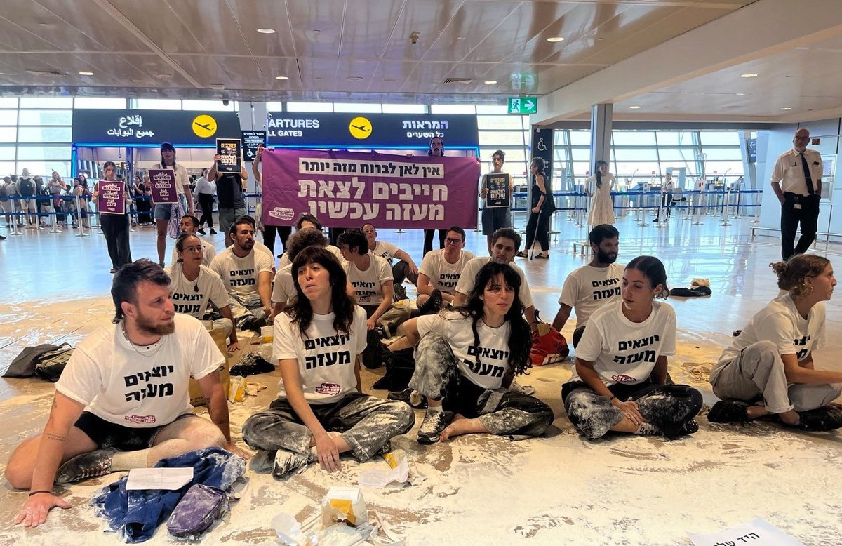 uriweltmann's tweet photo. עכשיו בנתב"ג: באחד הימים העמוסים בשנה - פעולת שיבוש בטרמינל הטיסות היוצאות. אי אפשר להמשיך בשיגרה כשהממשלה מתעקשת לכבוש את עזה, נגד רצון העם. חייבים לצאת מעזה! וכדי לאלץ אותה לעשות את זה - נשבש, נשבות, נסרב. 🟣 @omdimbeyachad https://t.co/q6lZdjJW9a