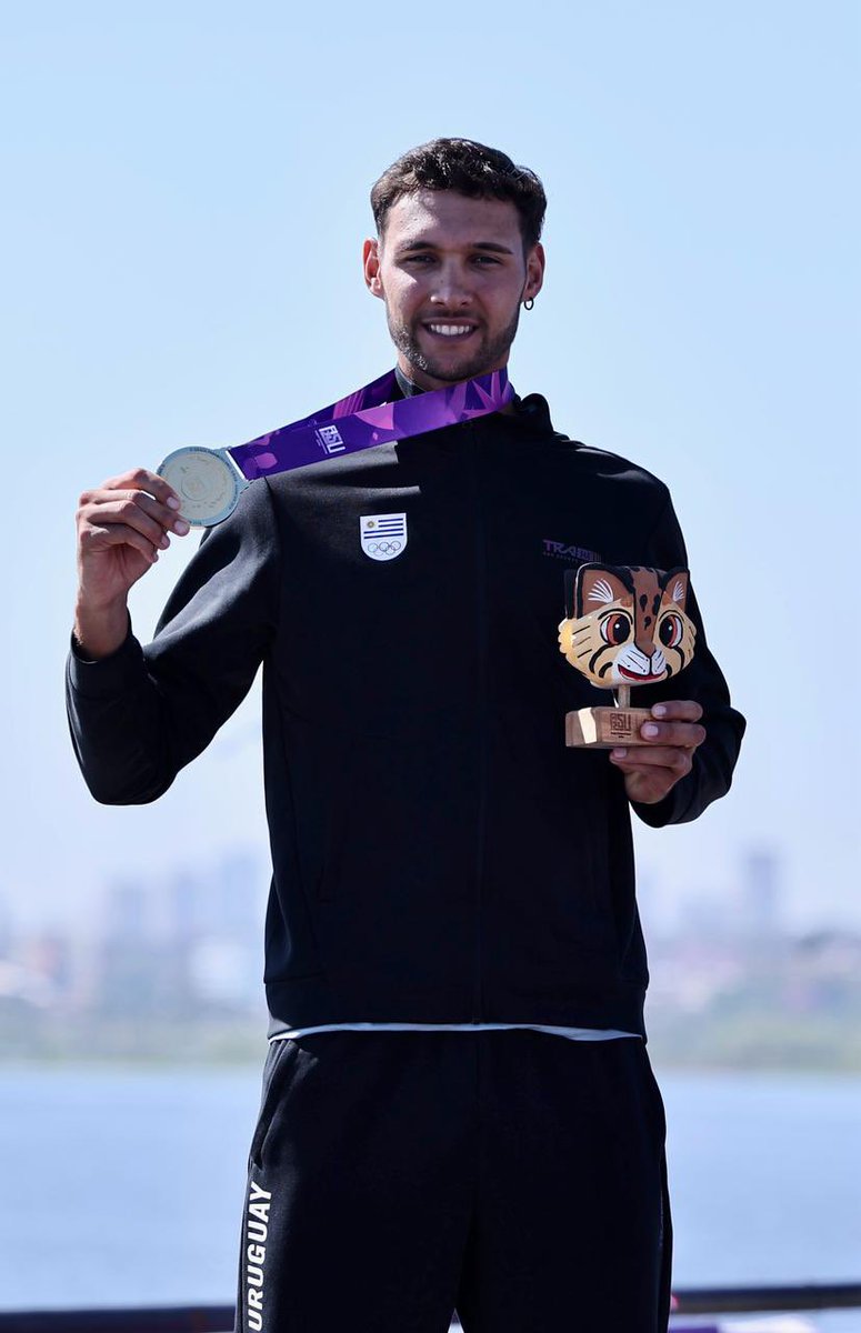 OlimpicoUy's tweet photo. #Remo | Uruguay en lo más alto del podio panamericano 🚣🏆🏅

Luciano García recibiendo la medalla de oro tras de consagrarse campeón en el single masculino (M1X).

… https://t.co/uuXdO1AJ41