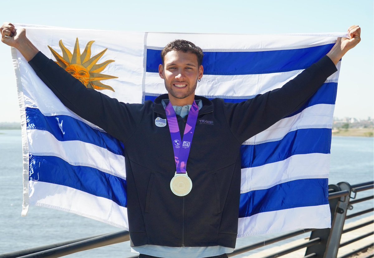 OlimpicoUy's tweet photo. #Remo | Uruguay en lo más alto del podio panamericano 🚣🏆🏅

Luciano García recibiendo la medalla de oro tras de consagrarse campeón en el single masculino (M1X).

… https://t.co/uuXdO1AJ41