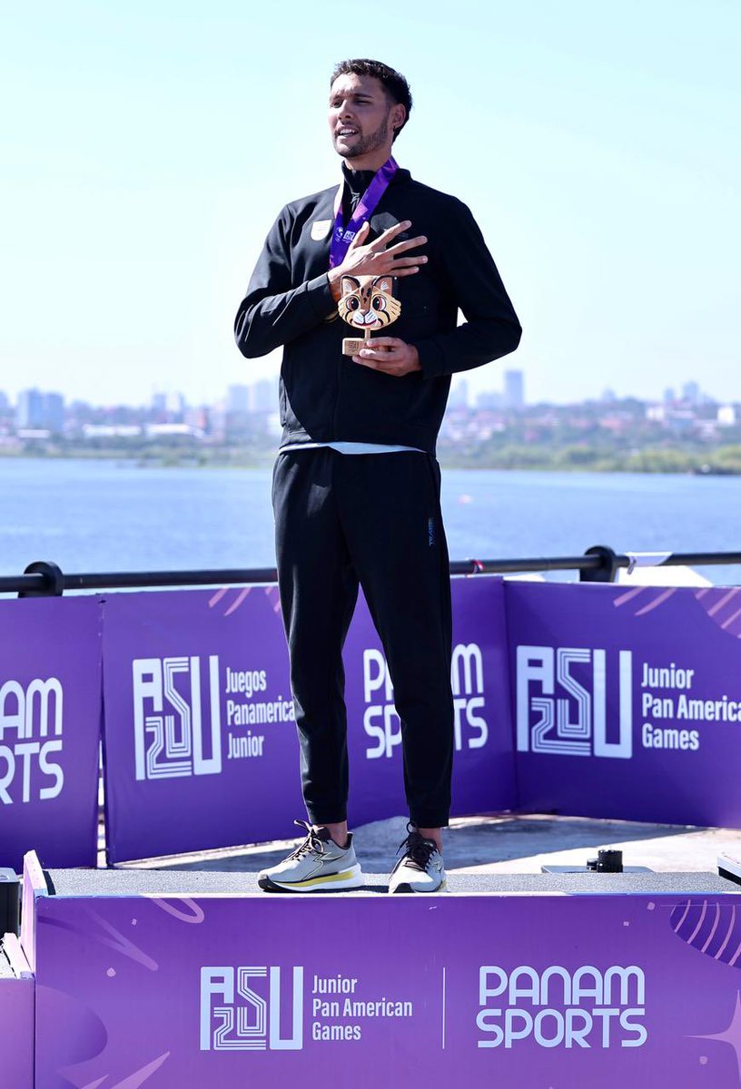 OlimpicoUy's tweet photo. #Remo | Uruguay en lo más alto del podio panamericano 🚣🏆🏅

Luciano García recibiendo la medalla de oro tras de consagrarse campeón en el single masculino (M1X).

… https://t.co/uuXdO1AJ41