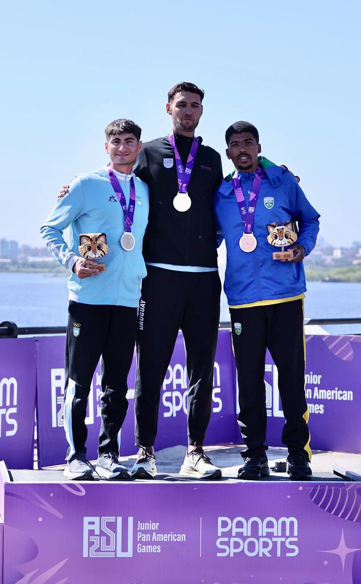 OlimpicoUy's tweet photo. #Remo | Uruguay en lo más alto del podio panamericano 🚣🏆🏅

Luciano García recibiendo la medalla de oro tras de consagrarse campeón en el single masculino (M1X).

… https://t.co/uuXdO1AJ41