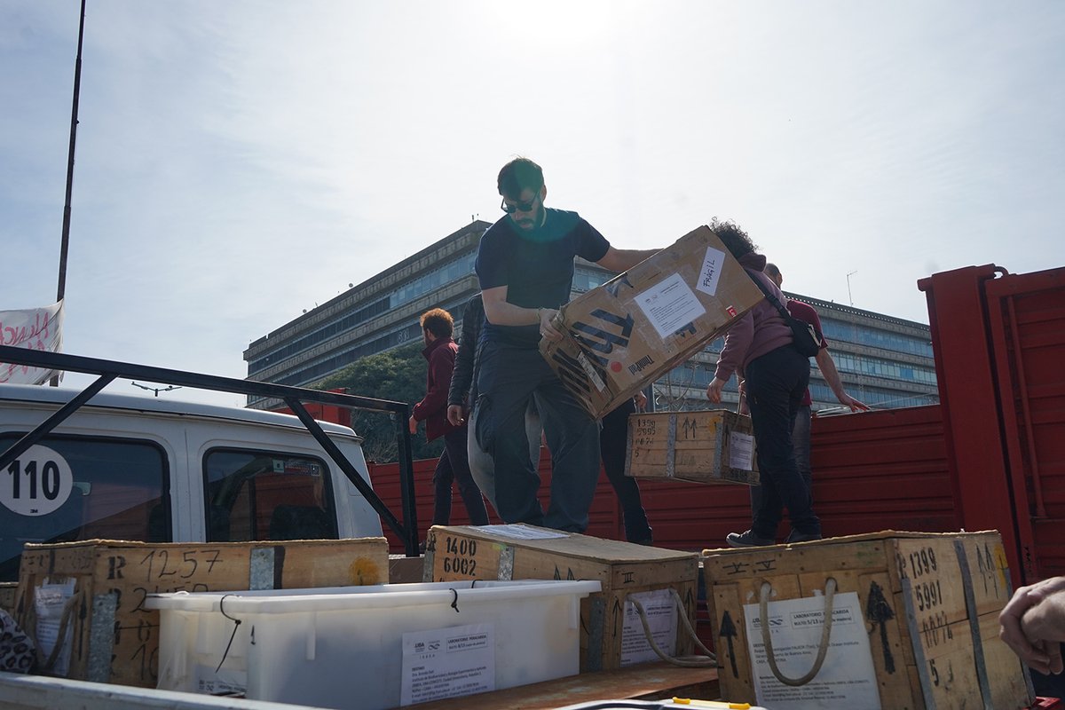 🛳️La expedición del <a href="/CONICETDialoga/">CONICET Dialoga</a>  en el Falkor Too terminó y parte de lo recolectado en las profundidades de nuestro mar ya se encuentra en Exactas.

🙌Volvieron Brenda Doti y Emanuel Pereira, investigadores del IBBEA y docentes del Departamento de Biodiversidad y Biología