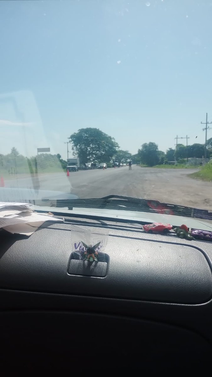 Renejimenez75's tweet photo. @rocionahle  @GN_MEXICO_ En verdad que la policia ministerial tiene el derecho de detener en las carreteras federales para hacer revisiones de rutina. Carreteras federal hacia Veracruz en paso león el día de hoy. https://t.co/4Hiuyw08Jk