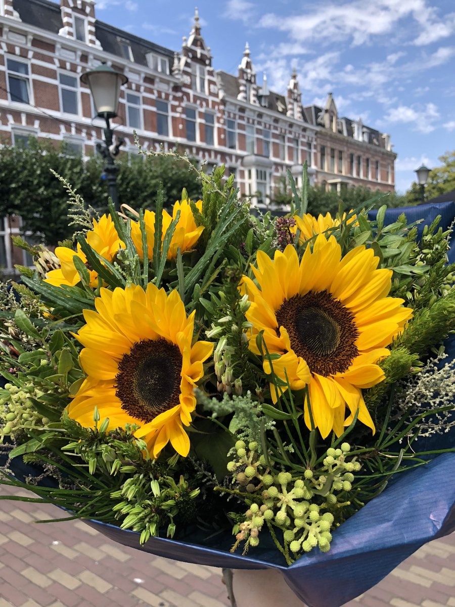 アレンジブーケ取りに行った。
夏はやっぱりひまわり🌻がいい！