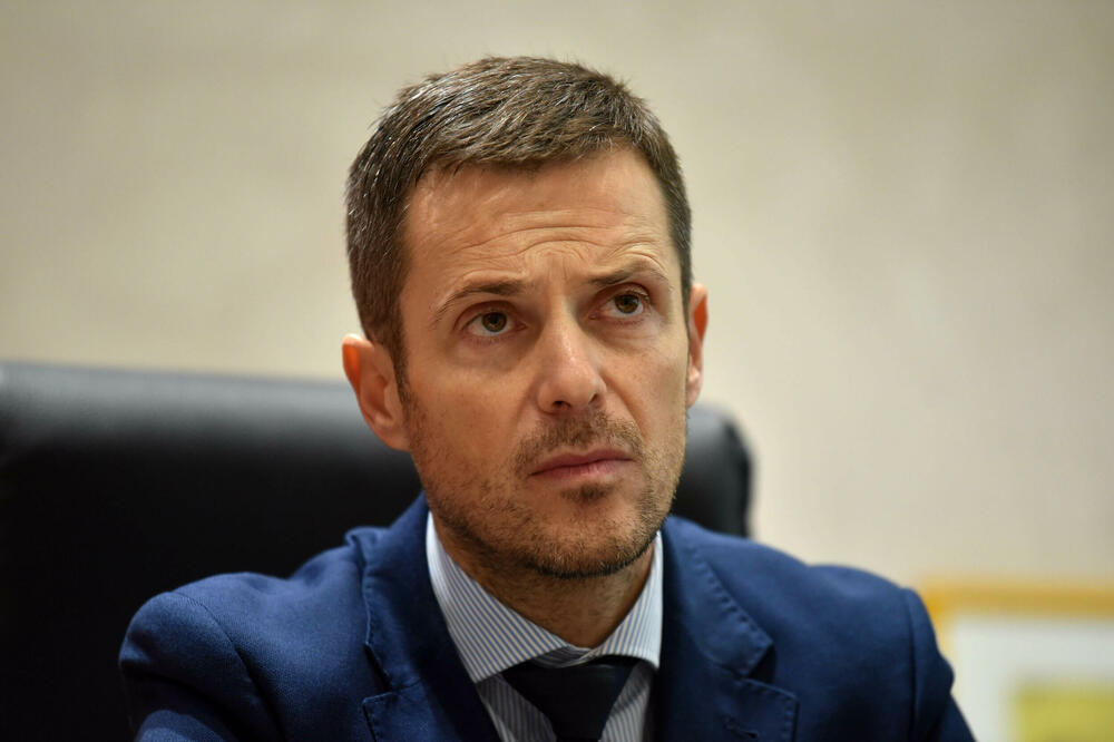 Crna Gora i Podgorica gori.
Kosmije nam šalju pomoć.
Vatrogasci ginu.

Za to vrijeme, gradonačelnik veli da ga ne uznemiravamo, a ministri odbrade i zdravlja skupljaju D vitamin.

Pamtite.