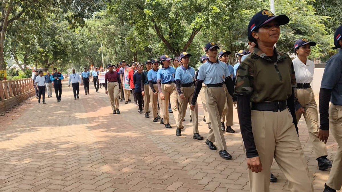 simplyabhie's tweet photo. #NationalCadetCorps
#NHCollegeBramhapuri
Glimpses of Tiranga Rally organised at N H College Bramhapuri. https://t.co/IPEYgzSjAY