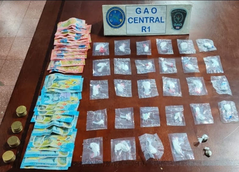 fuerzapublicaCR's tweet photo. El #GAOCR de la Fuerza Pública de #SanJoséCR realizó el hallazgo de aparente cocaína y aparente marihuana, así como dinero, esto en recorridos preventivos en la comunidad 25 de Julio en Hatillo.
#OrgulloDeServir https://t.co/7QNO0EuKx9