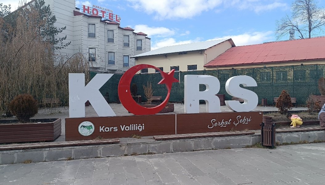 Oturdum sadece bakıyorum...