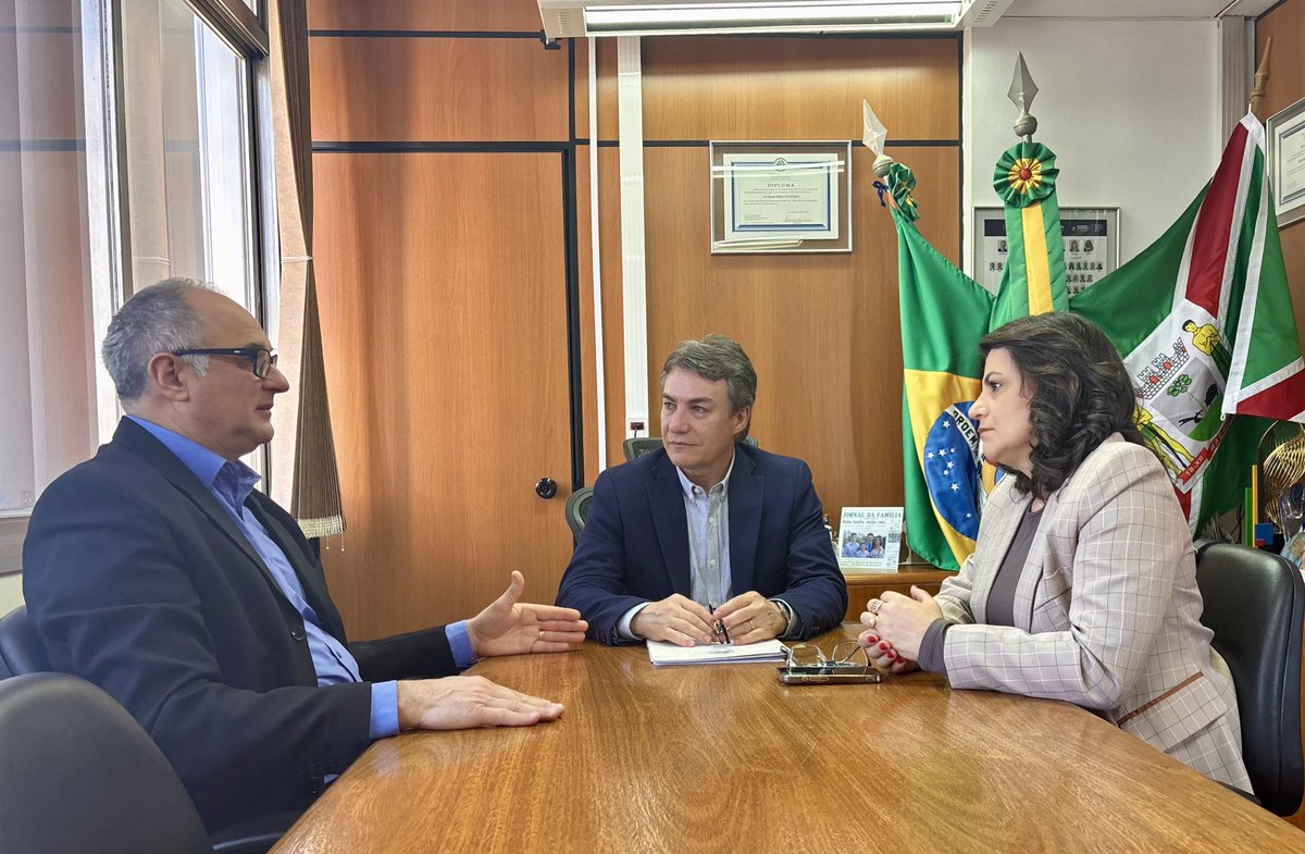 nauramarau's tweet photo. 📍 Na Assembleia Legislativa, ao lado do Deputado Vilmar Zanchin e do Secretário de Habitação Zigomar Zanin.

O @depzanchin está sempre pronto para ajudar Marau, buscar recursos e viabilizar novos projetos e obras para a nossa cidade. 💪🏽🏛️ https://t.co/MHVe8pbuku