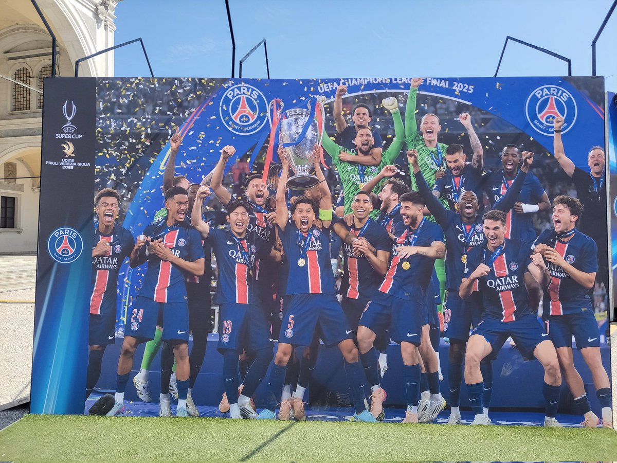 UEFA FAN FESTIVAL ZONE에 있는 챔피언스리그 우승사진!

#PSGKOREA #PSG #SuperCup