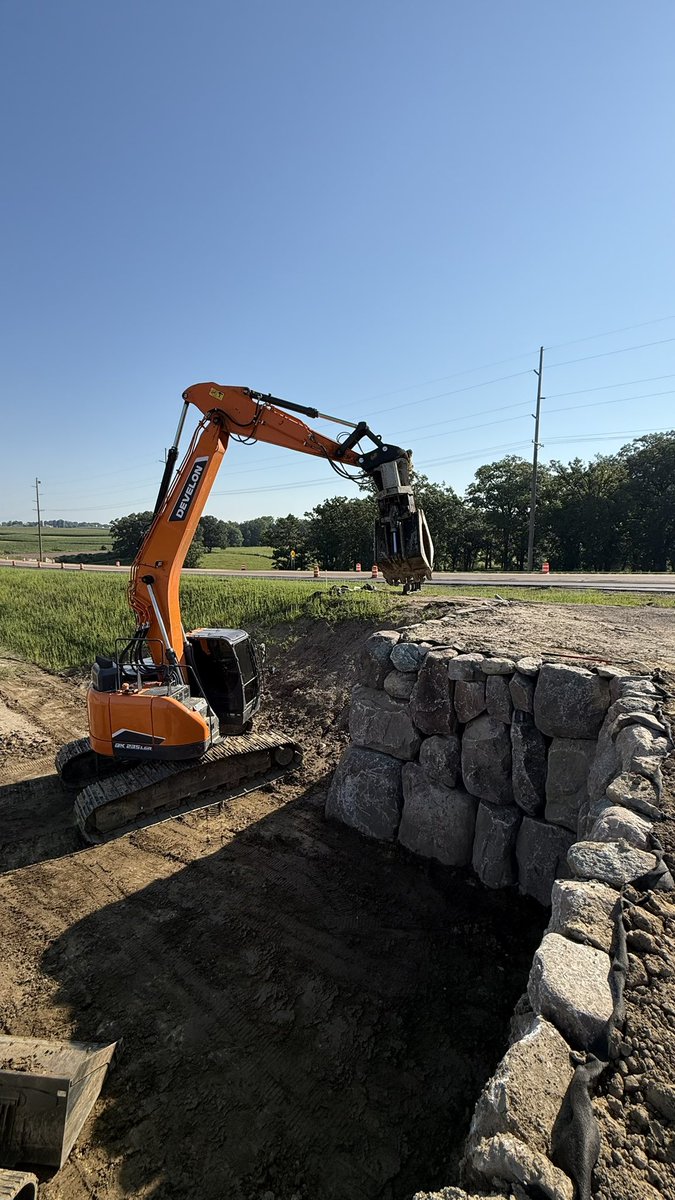 Stay humble, sling rocks, stack sats.

#Bitcoin

(Rock I have my hand on is buried 3 feet in the ground)

Left curving my way into generational wealth setting rocks on top of each other.