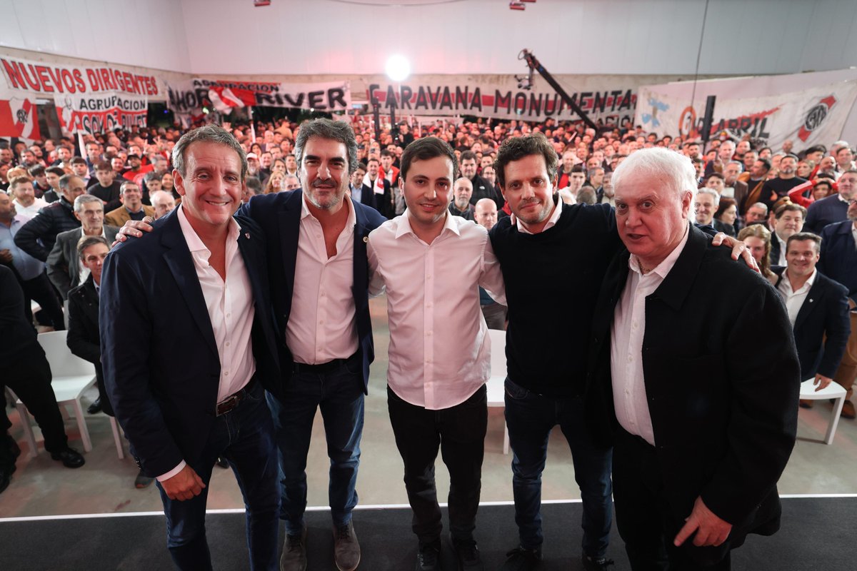 stefanocdicarlo's tweet photo. Anoche, junto a las agrupaciones que estuvieron en cada etapa de estos 12 años de gestión, presentamos el equipo que va a tener el desafío de seguir potenciando a River y que voy a tener el honor de liderar junto a @BallottaAndres, @villarroelnacho y Mariano Taratuty.

Si los socios nos acompañan, tener la posibilidad de conducir el club más grande del mundo, donde nací y me crié, es la mayor responsabilidad y el orgullo más grande de mi vida.