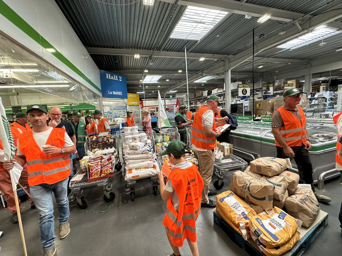 ecvass02's tweet photo. Incohérence entre ce que signe le consommateur, ce que décide le conseil constitutionnel et ce que l’offre proposée en grande surface dispose! Importation non conforme!
Incohérence, tromperie sur l’étiquetage!
N’importons pas l’agriculture que nous ne voulons pas! https://t.co/jrqg5OL5O8