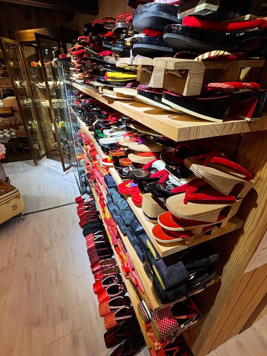 MLhiranoseiya's tweet photo. 郡上盆踊りにあわせて、

郡上本町店では
浴衣と下駄・雪駄を再入荷！
なんと下駄＆雪駄は220〜550円の破格✨

盆踊りのお供に、
ぜひお立ち寄りください👘🎐

#monoloop 
#モノ・ループ 
#いいものつなぐ
#新卒採用 #中途採用
#郡上盆踊り #郡上 https://t.co/VFNCNMkKBx