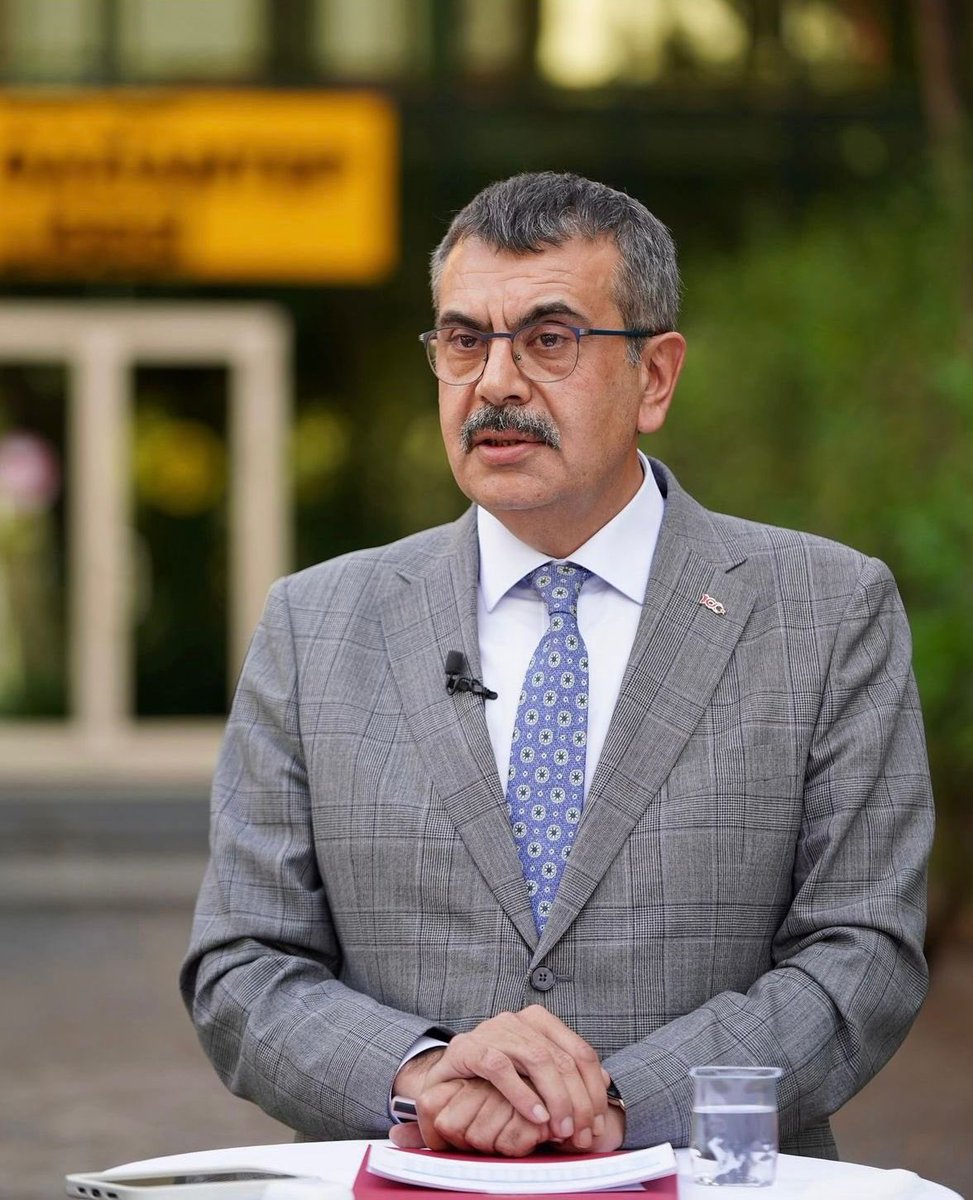 BistTRY's tweet photo. Milli Eğitim Bakanlığından 81 İlin Millî Eğitim Müdürlüklerine, Özel Okullara Yönelik “Sıkı Denetim” Talimatı!

Milli Eğitim Bakanlığı, özel okullara yönelik kapsamlı denetim başlattı.

•Onaylanan kitaplar dışında ders kitabı kullanımı yasak olacak.

•Yemek, kahvaltı, etüt, servis gibi hizmetlerin ücretleri okul tarafından net olarak belirlenip ilan edilecek.

•Öğrenci kayıt sözleşmelerinde bu hizmetlerin yer alması zorunlu olacak.