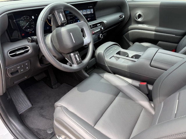 Hyundai KILLED IT with this 2026 Palisade Calligraphy with front and rear dashcams and more room inside.  Everything in the world on it with an MSRP of $58,000.  Hybrid version is coming soon!