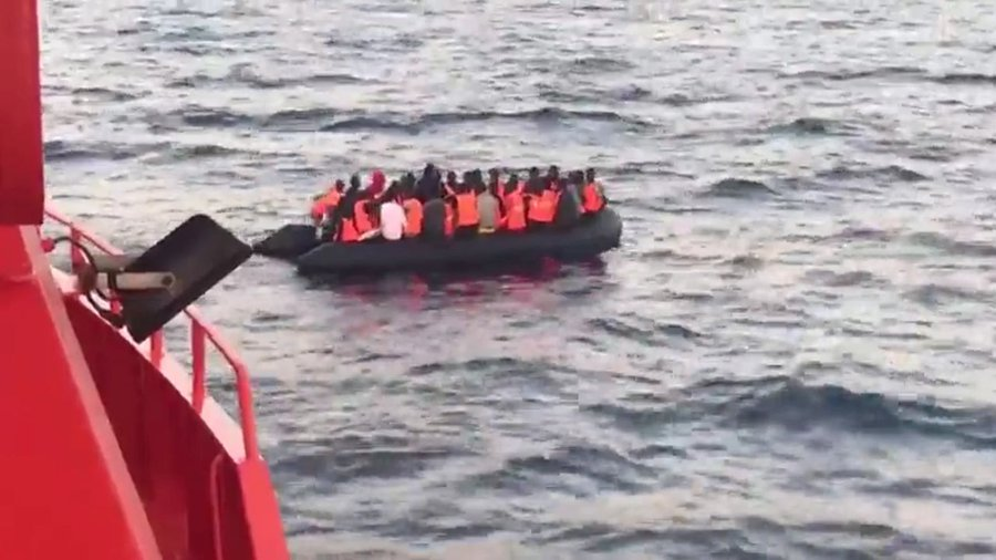 delestoile's tweet photo. 🇲🇦 Królewska Marynarka Wojenna Maroka zatrzymała łódź z 14 marokańskimi imigrantami płynącymi do Ceuty. Pasażerowie zostali przewiezieni do Tangeru i przekazani żandarmerii.
Marokańczycy nie wiedzą, że się nie da powstrzymać imigracji. Trzeba im wysłać jakiegoś komisarza z Unii. https://t.co/lB9hoAFQ3J