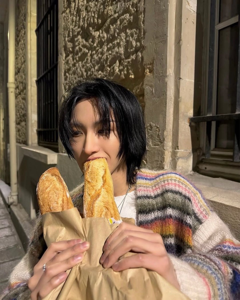 uwntaian's tweet photo. "Oh! You're making mushrooms soup? will we get the baguette too?"

And this is how he ate the baguette before the soup done. https://t.co/c9PYaWqoEx