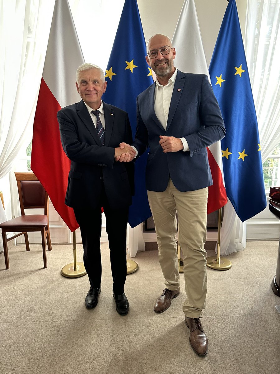 TTruskolaski's tweet photo. O możliwości finansowania inwestycji sportowych rozmawiałem z nowym ministrem sportu @KubaRutnicki. Cieszę się, że już w trzecim tygodniu jego urzędowania w @SPORT_GOV_PL miałem okazję przedstawić plany @WBialystok w tym zakresie, w tym dotyczące budowy hali sportowo-widowiskowej https://t.co/vHSLIntmuu