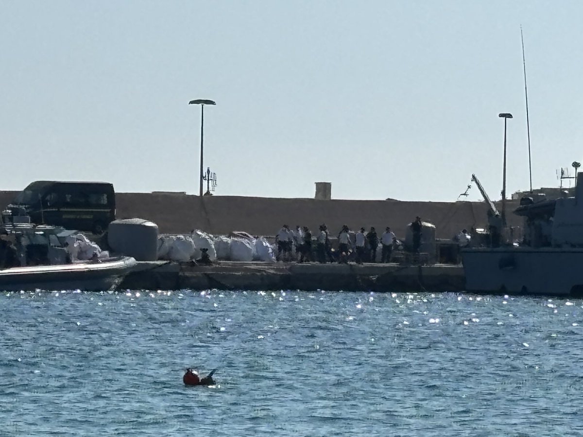 Jetzt gerade werden die Leichen an Land getragen! Vor der italienischen Insel Lampedusa ist ein Boot mit flüchtenden Menschen gekentert, vermutlich sind dutzende Menschen ertrunken, die genaue Zahl ist völlig unklar. Die Verantwortlichen sitzen in Wien, Berlin, Bern und Brüssel.