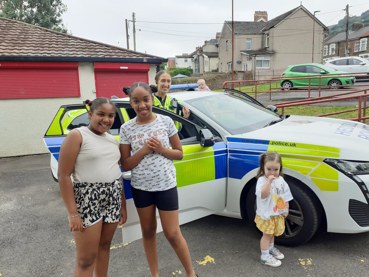 LlanbradachLib's tweet photo. Rydyn ni wedi cael cymaint o hwyl yn Llyfrgell Llanbradach. Edrychwch pwy ddaeth i ymweld heddiw!
😀🚔😀👮‍♀️😀📚😀🐦😀🖍️😀✂️😀
We've had so much fun at Llanbradach Library. Look who came to visit today!
@CaerphillyLibs 
@gwentpolice https://t.co/UdiZSc8qyx